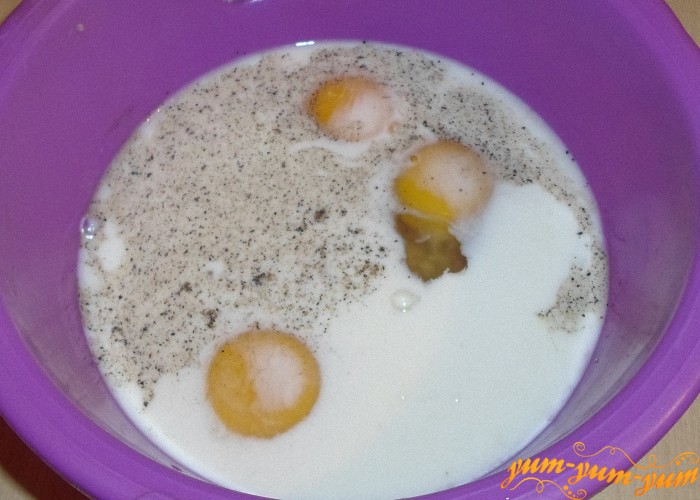 В глубокой миске взбить яйца майонез и сливки