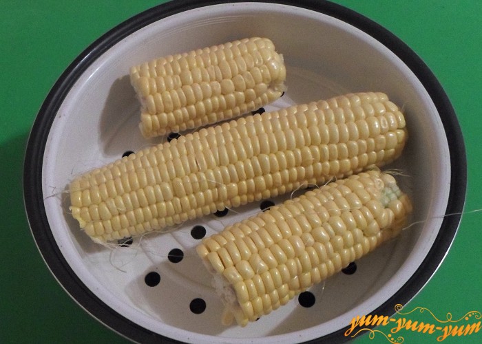 Выложить на сетку для пара несколько очищенных початков кукурузы