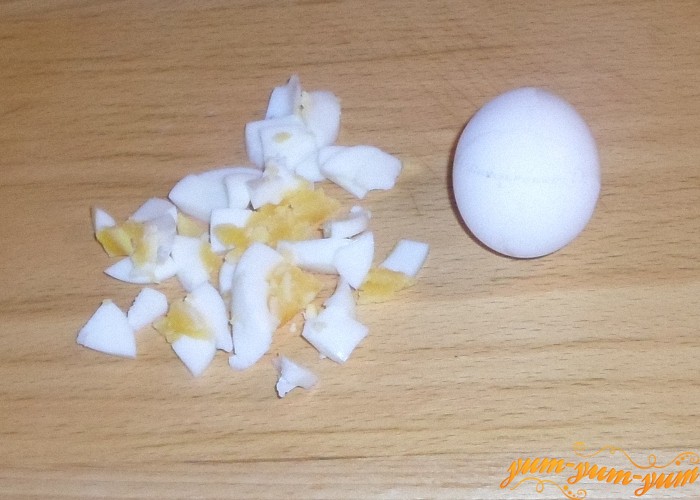 Яйца сварить почистить и натереть на терке или нарезать кубиками