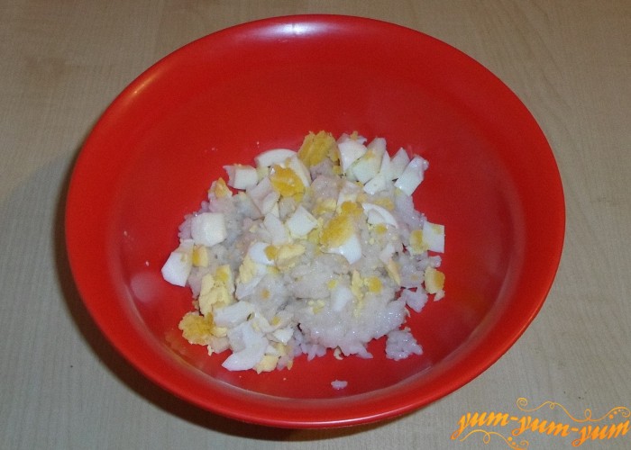Яйца сварить вкрутую и накрошить в салат 