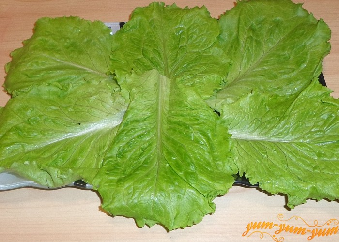Листья свежего салата помыть и выложить на дно салатницы