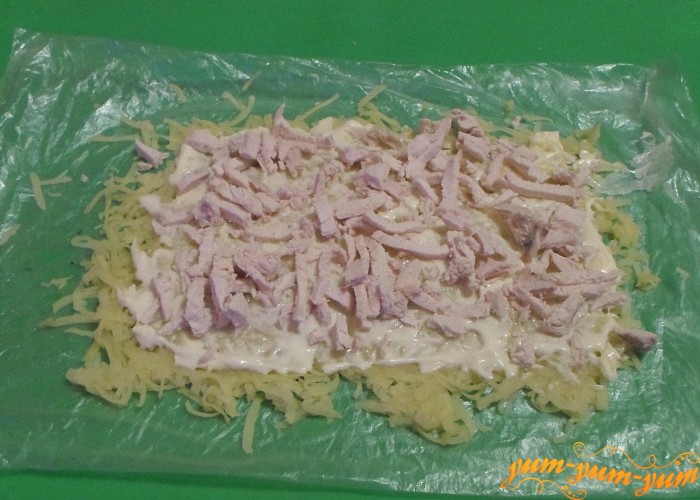 Мясо нарезать мелкими кусочками и выложить тонким слоем на картофель