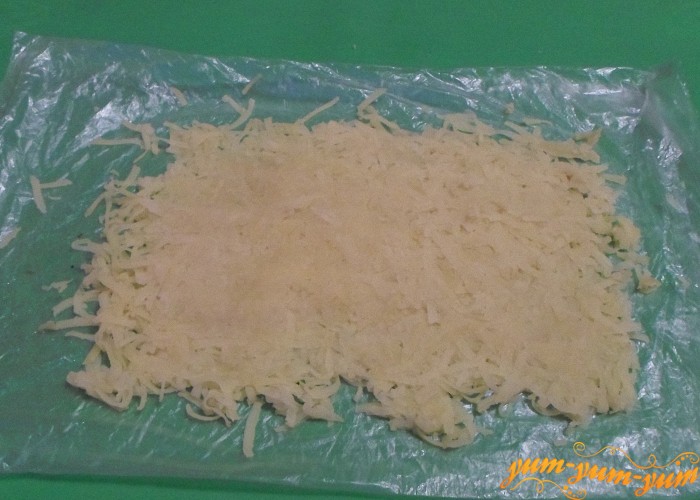 Очищенную картошку натереть на терке и выложить ровным слоем