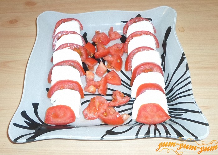 Посередине тарелки или салатницы выложить кусочки помидоров и сыра