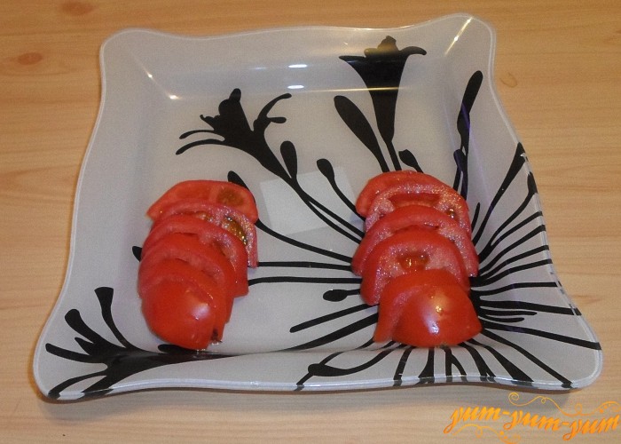 Спелые помидоры нарезать брусочками