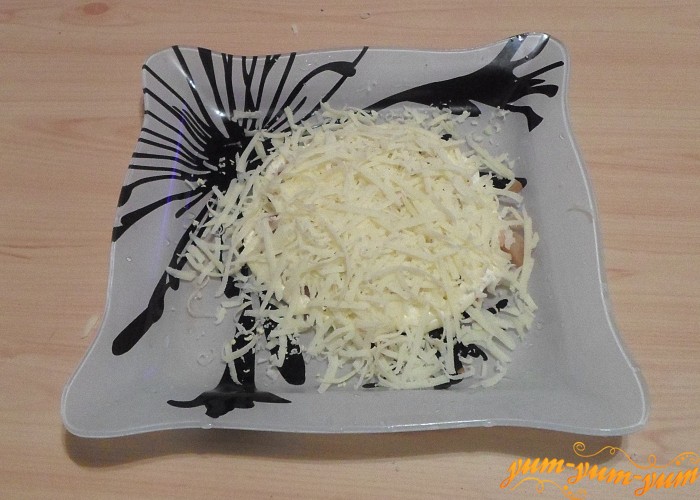 Сыр натереть на терке и обильно посыпать сверху курицы и майонеза