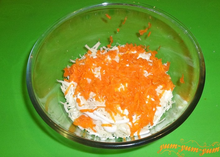Вареную морковь очистить и натереть на крупной терке