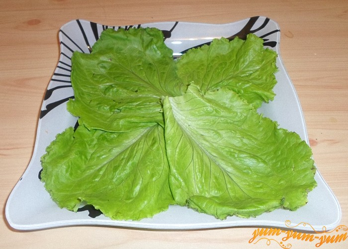 Салатные листья  постелить на плоскую тарелку или салатное блюдо крест-накрест
