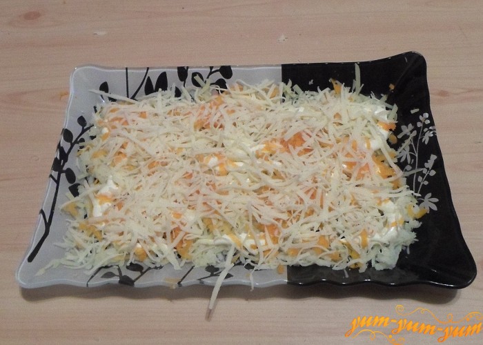 Сверху моркови посыпать тертый сыр