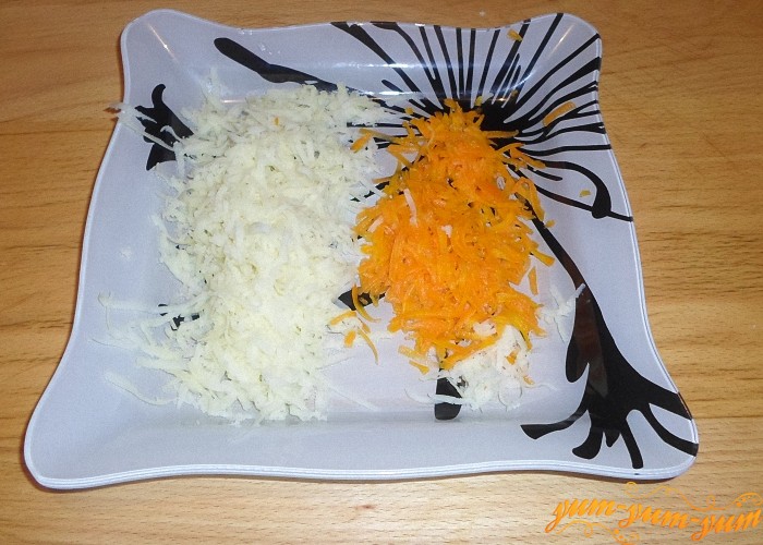 Вареные картофель и морковь натереть на крупной терке