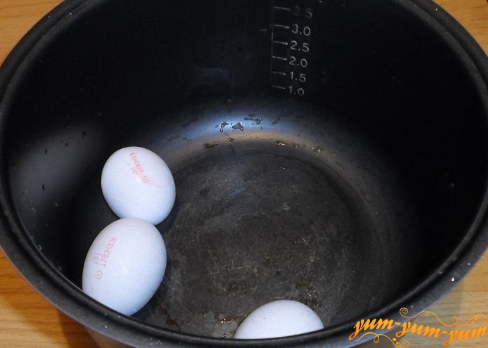 Яйца залить холодной водой и сварить вкрутую