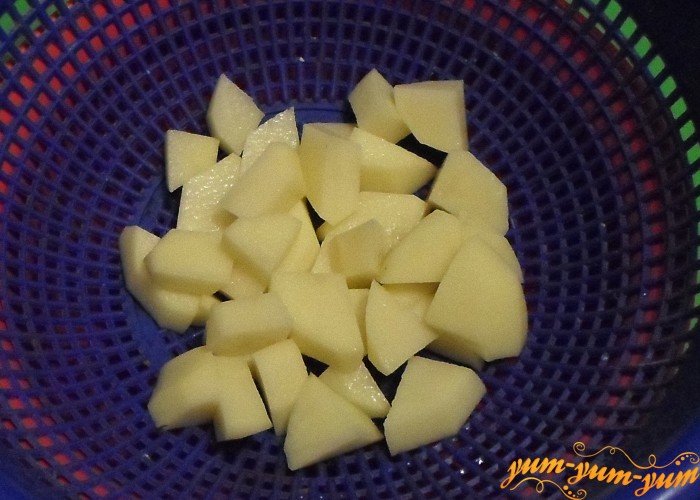Картофель почистить и нарезать не очень крупными кубиками