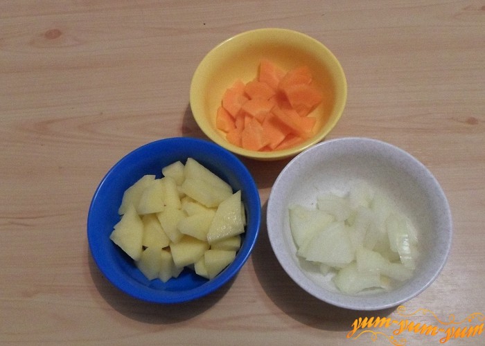 Лук картофель и морковь почистить и добавить в бульон 