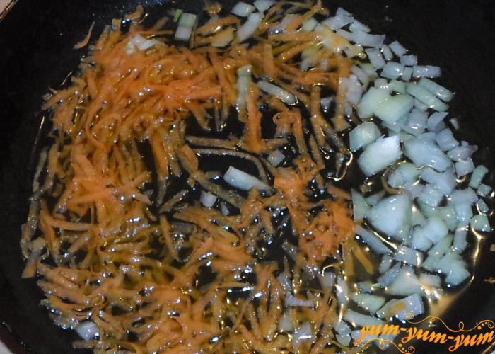 На разогретой сковороде обжарить лук и морковь