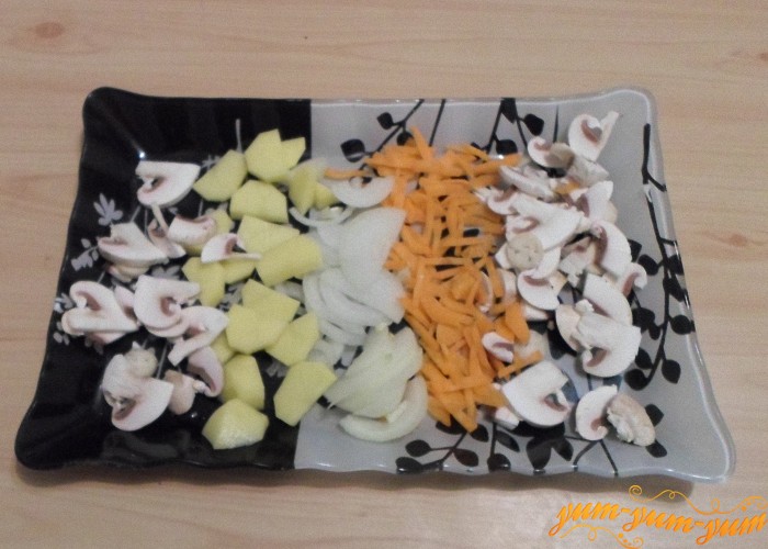 Овощи и грибы для супа нарезать мелко