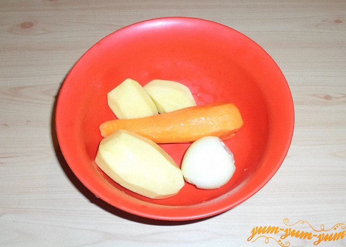 Репчатый лук морковь и картофель очистить от кожуры