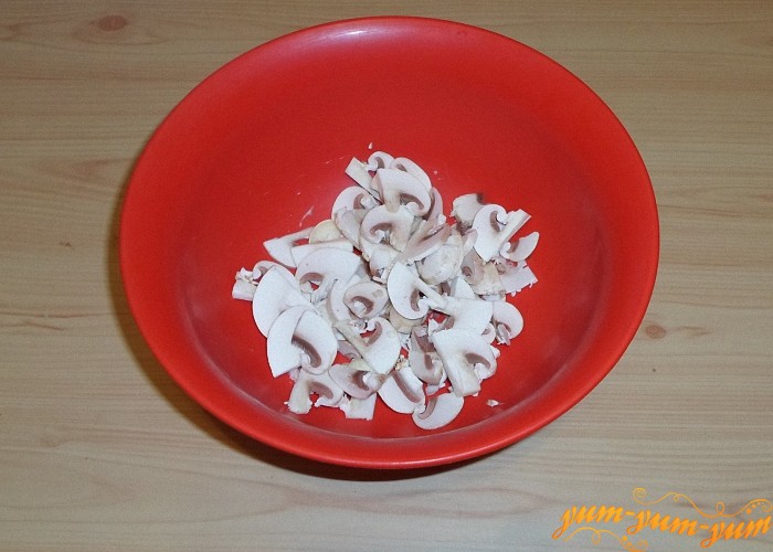 Свежие грибы помыть нашинковать тонкими брусочками и поставить варить 