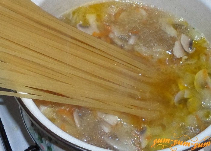 В кипящий суп положить лапшу
