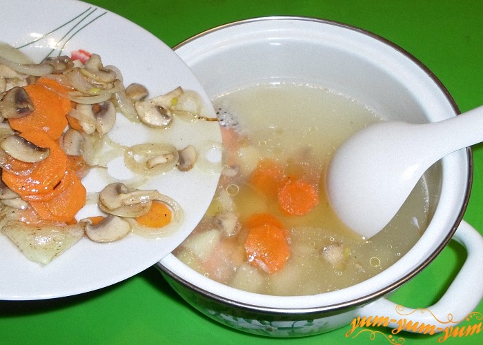Добавить в суп овощи и грибы