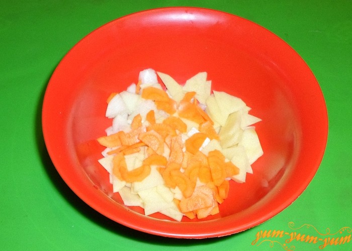 Картофель лук и морковь очистить и нарезать очень мелко