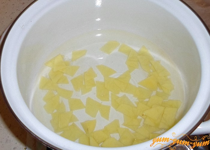 Картофель нарезать мелко и положить в кипящую воду