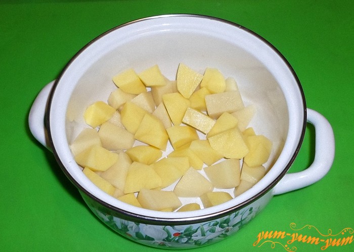 Картофель очистить от кожуры и нарезать средними кубиками