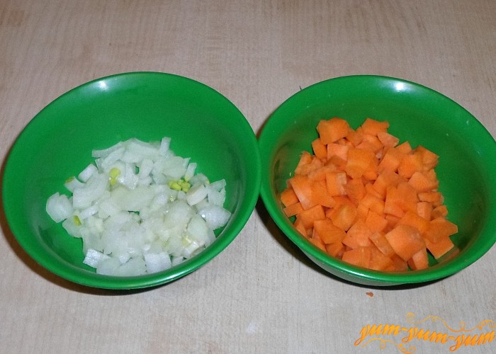 Лук и морковь нарезать мелкими кусочками