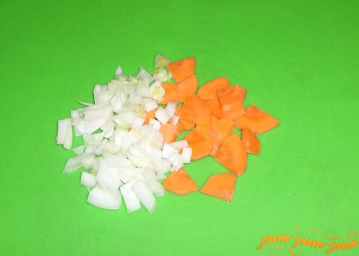 Лук и морковь почистить и нашинковать мелкими кусочками