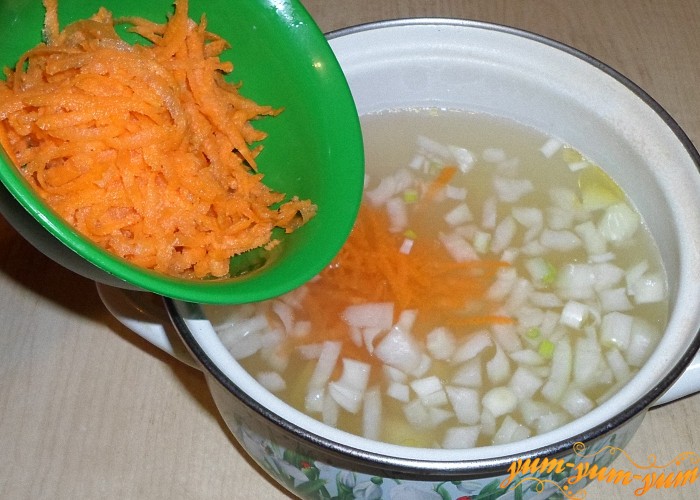 Морковь натереть на терке и опустить в кастрюлю с супом
