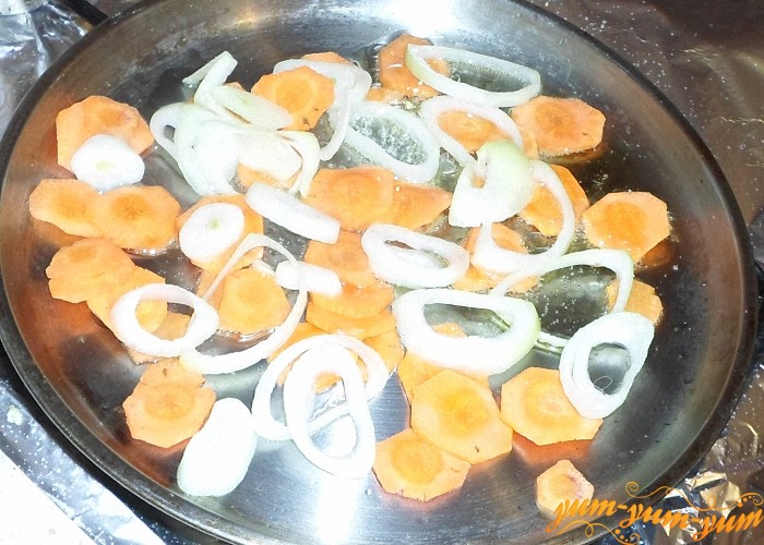 Обжарить лук с морковью до мягкости