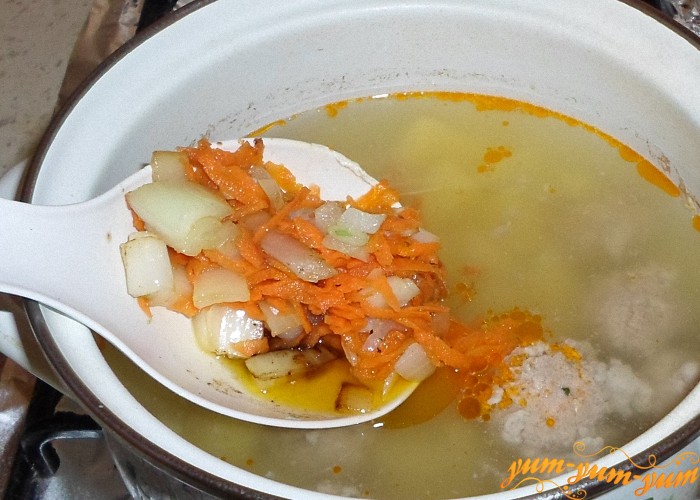 Обжарить лук с морковью и добавить в суп