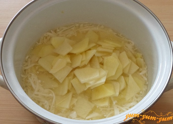 Опустить картофель в кипящий сырный бульон