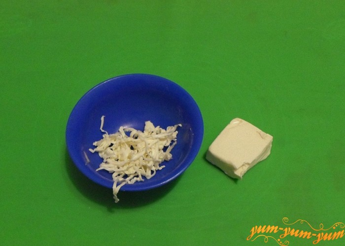 Плавленый сыр натереть на терке