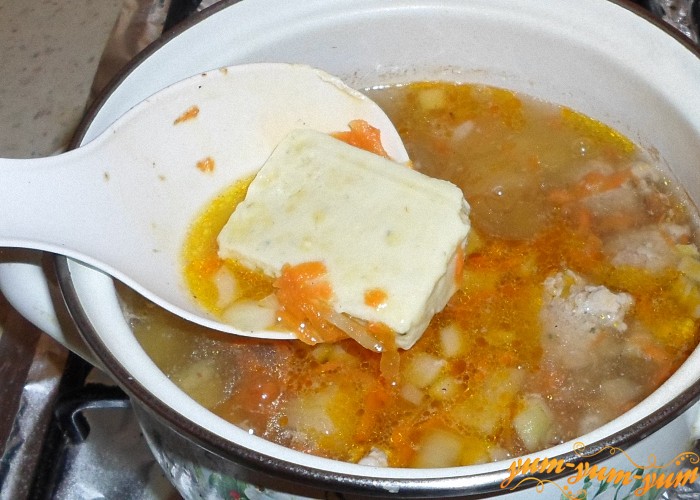 Плавленый сырок положить в кастрюлю с супом