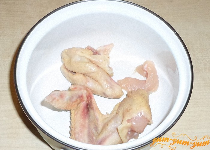 Положить куриное мясо залить холодной водой и варить 20 минут