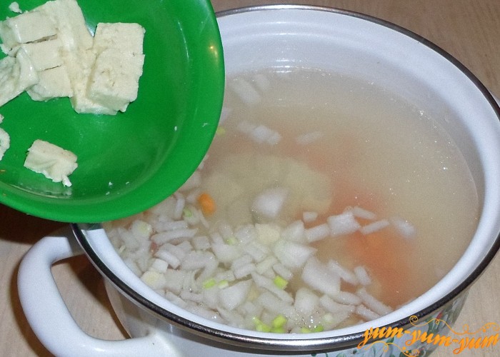 Положить овощи и сыр в суп и довести до кипения