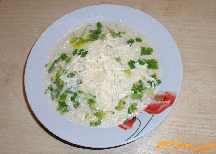 Суп налить в тарелки посыпать сверху сыром и украсить зеленью