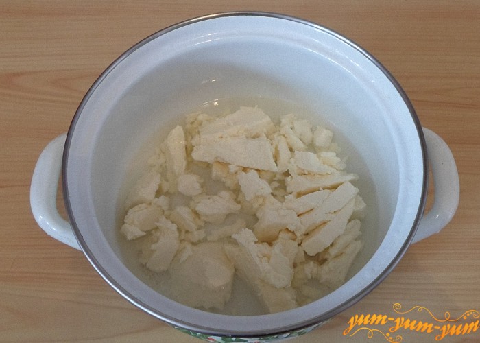 Сыр нарезать мелко положить в кастрюлю и залить водой
