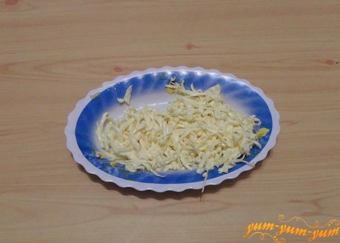 Сыр натереть на терке или нарезать мелко