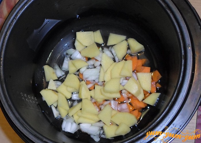 В чашу мультиварки положить в нее лук картофель и морковь