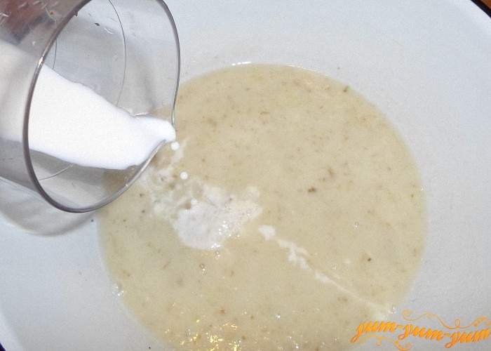 Для крем супа в бульон влить молоко или сливки