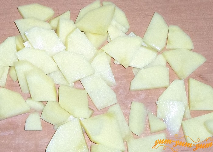 Картофель нарезать тонкими брусочками