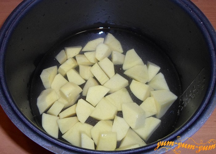 Картофель почистить и нарезать не крупными кусочками