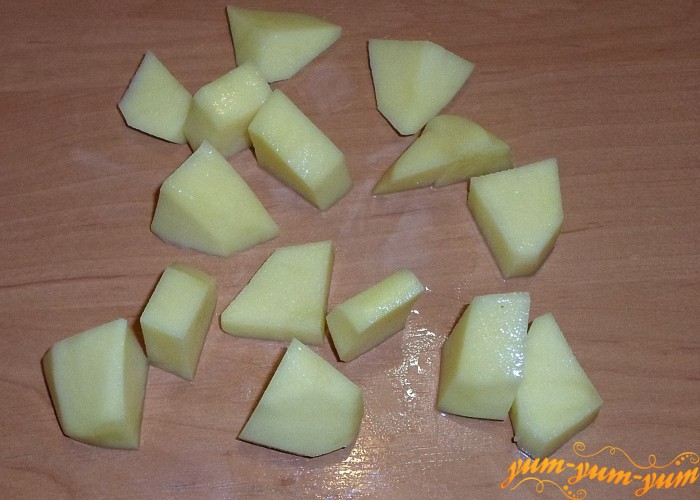 Картофель почистить и нашинковать средними кубиками