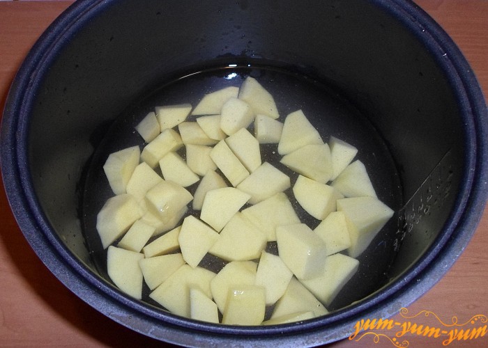 Картофель положить в кастрюлю и варить до готовности