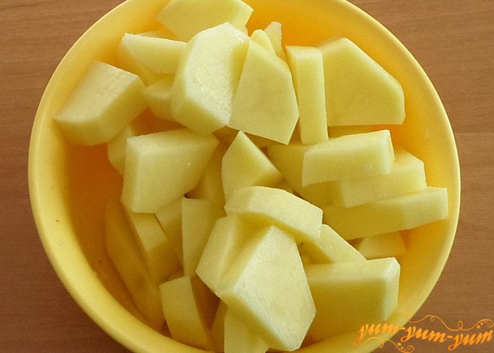 Картошку почистить и нарезать средними брусочками