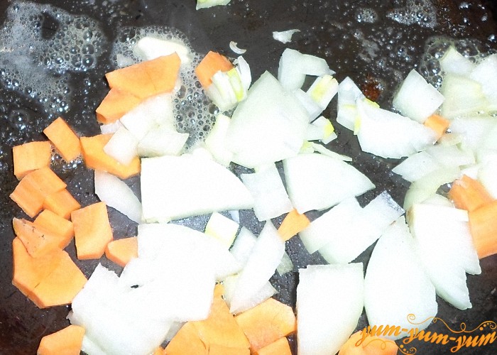 Лук и морковь обжарить 