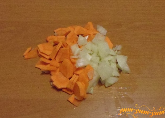 Морковь и лук нашинковать как можно мельче