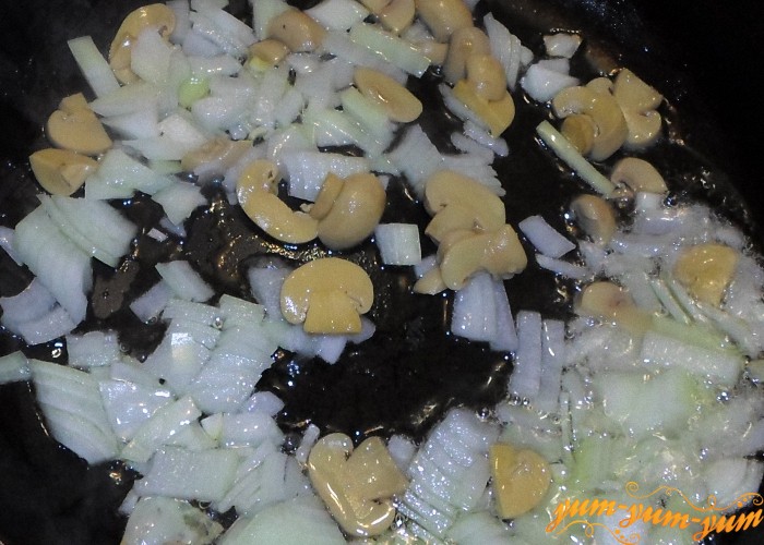 На разогретой сковороде обжарить лук и грибы