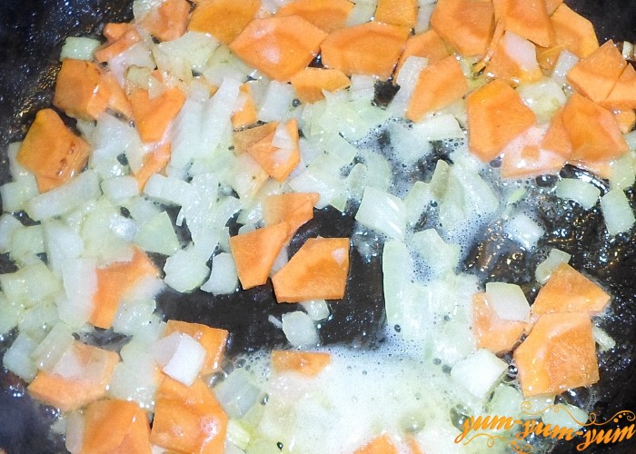 Обжарить лук с морковью на сковороде